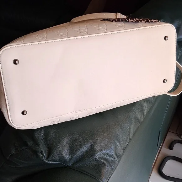 BETSEY JOHNSON Chalk color with Embossed Skulls & Bandana Purse. NWT. - Picture 12 of 15